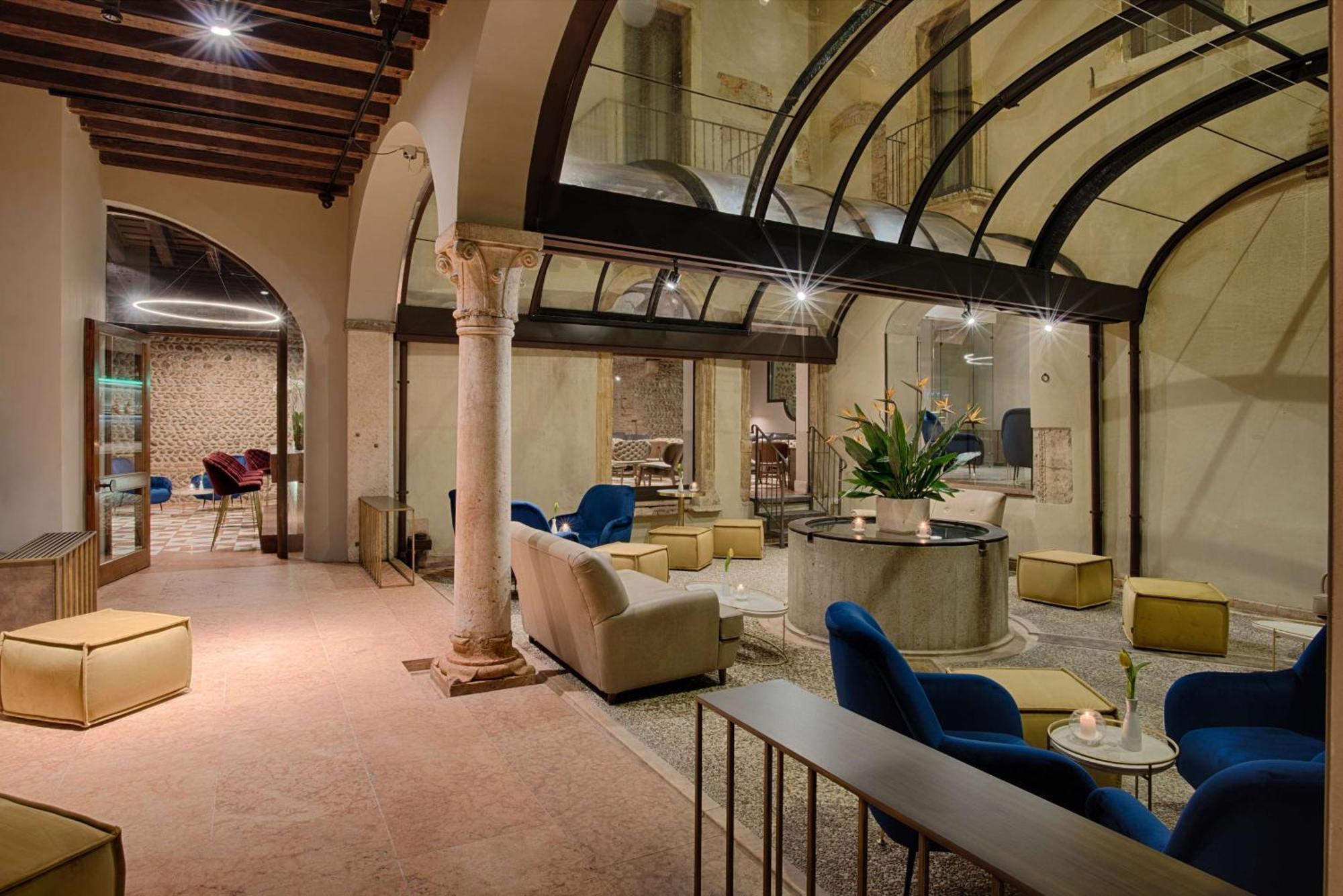 NH Collection Palazzo Verona Esterno foto The lobby of the hotel